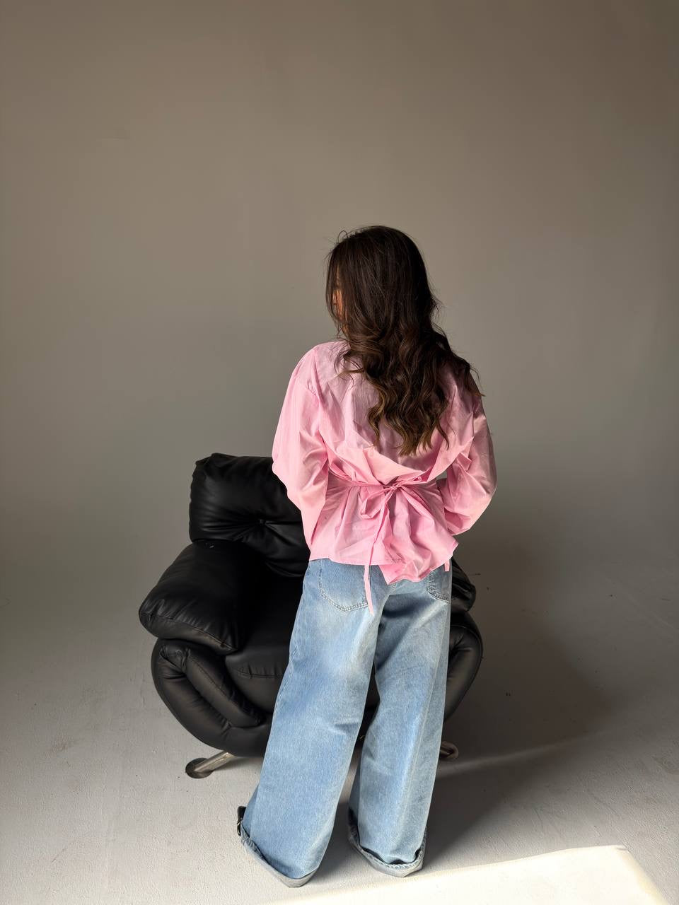 Shirt with a knot at the back